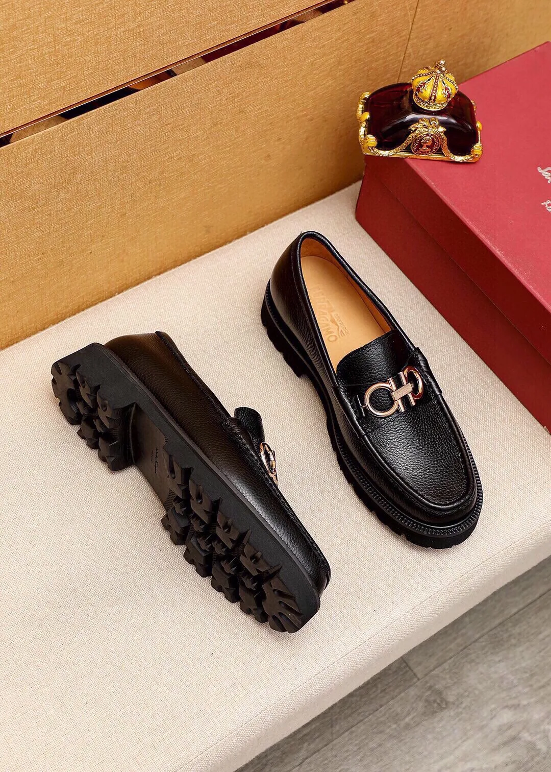 Men's shoes 💰580 💐 Product trademark: Ferragamo "Ferragamo" casual leather shoes Regular size: 38-44 (45.46🉑️customized) Product materials: Selected imported first-layer pebbled cowhide leather upper + luxury hardware buckle, imported water-dyed cowhide leather lining. Strong three-dimensional visual effect, original outsole color: 4⃣️seed leather materials available